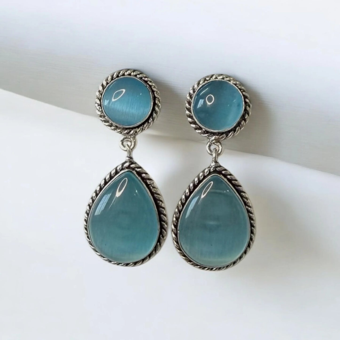 Exquisite Blue Drop Earrings with Silver Detailing – A Must-Have for Elegant Styling