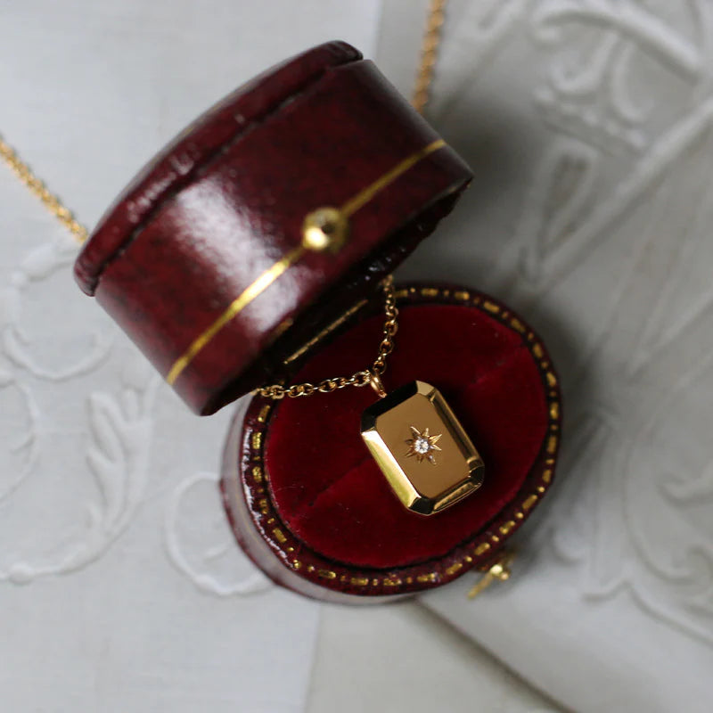 Elegant Gold Starburst Pendant Necklace – Timeless Luxury for Every Occasion