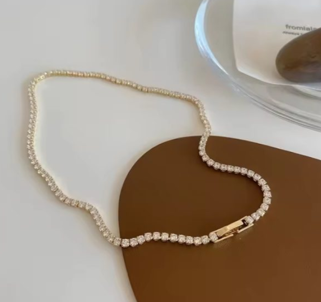 Crystal Choker Necklace – Elegant and Sparkling Design