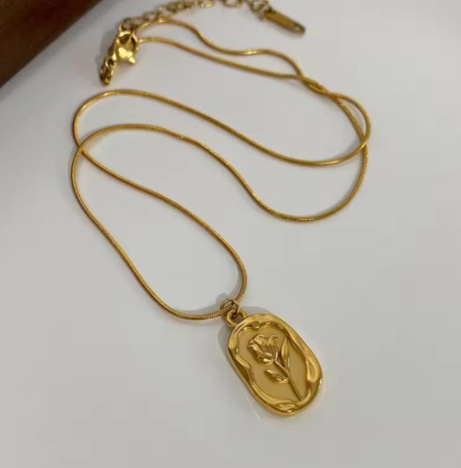 Gold Floral Pendant Necklace – Elegant and Vintage-Inspired Design