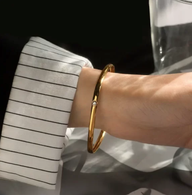 Elegant Gold Square Bangle with Diamond Accent - Sleek & Simple Design
