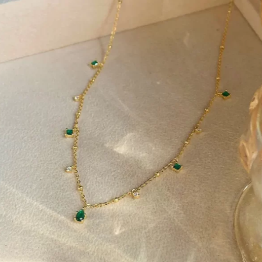 Gold Necklace with Emerald and Crystal Gemstones – Elegant and Sparkling Design