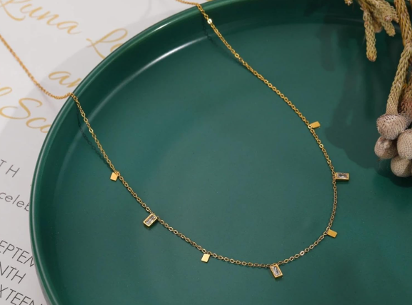 Minimalist Gold Square Pendant Necklace – Dainty Geometric Jewelry