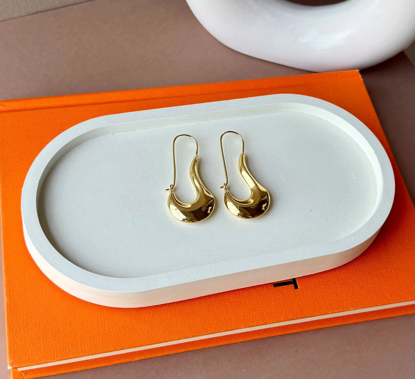 Gold Drop Earrings – Elegant and Curved Sculptural Design