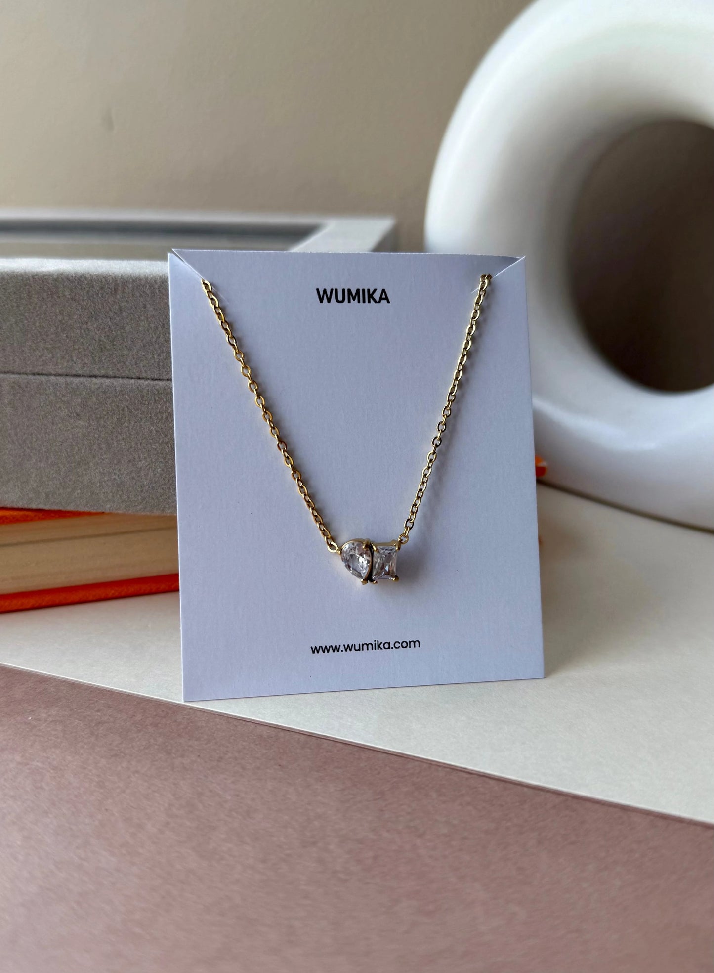 Gold Necklace with Crystal Pendant – Elegant and Timeless Design