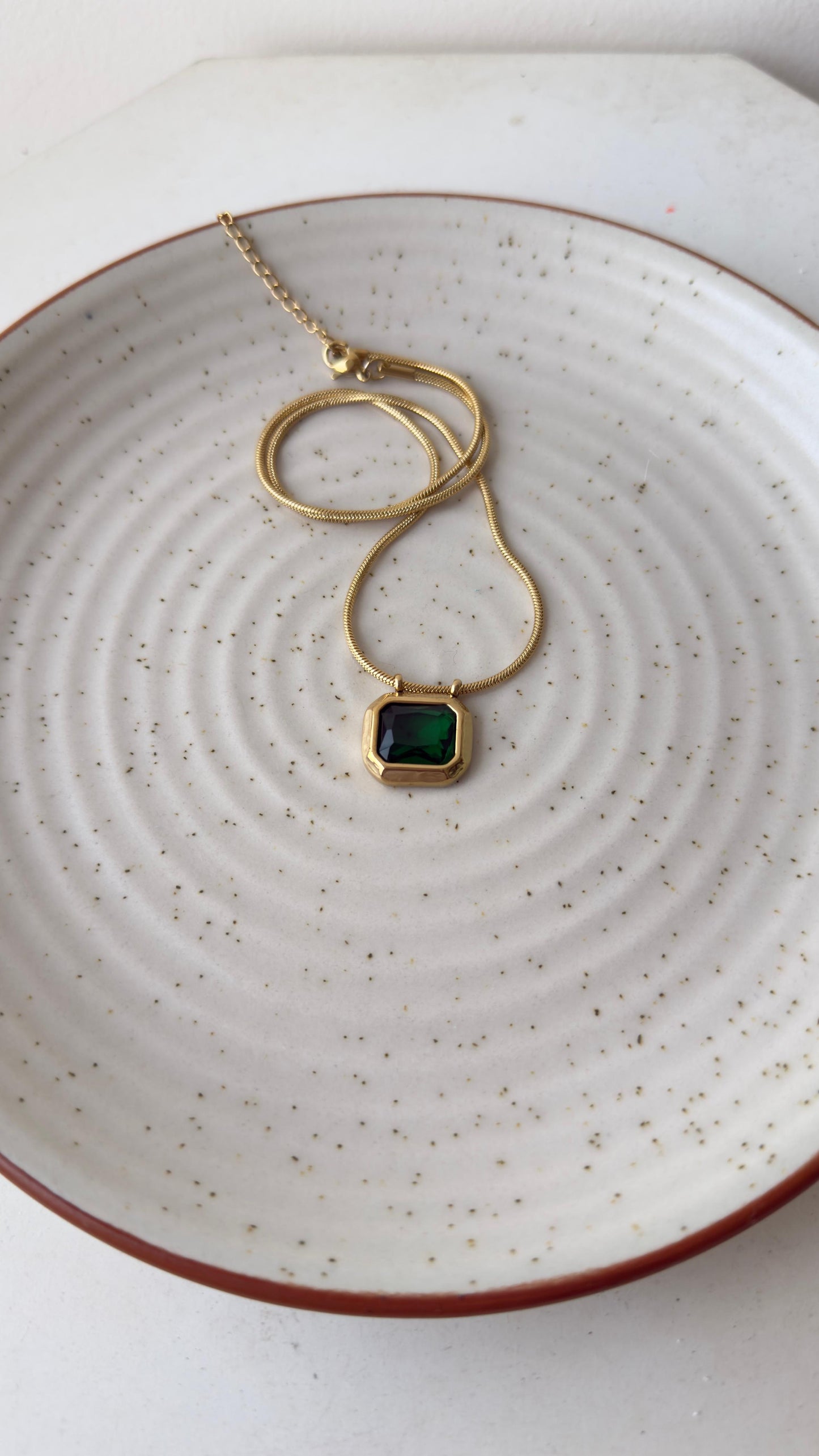 Luxury Gold Necklace with Emerald Green Gemstone – Vintage-Inspired Elegant Pendant