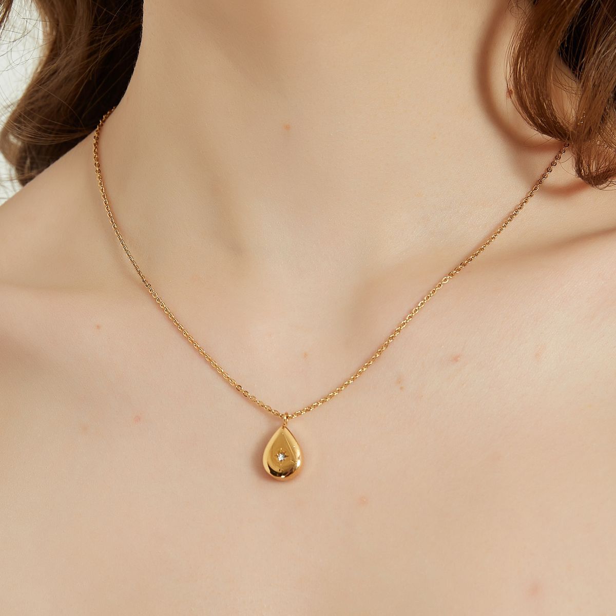 Elegant Gold Teardrop Pendant Necklace – Dainty Minimalist Jewelry