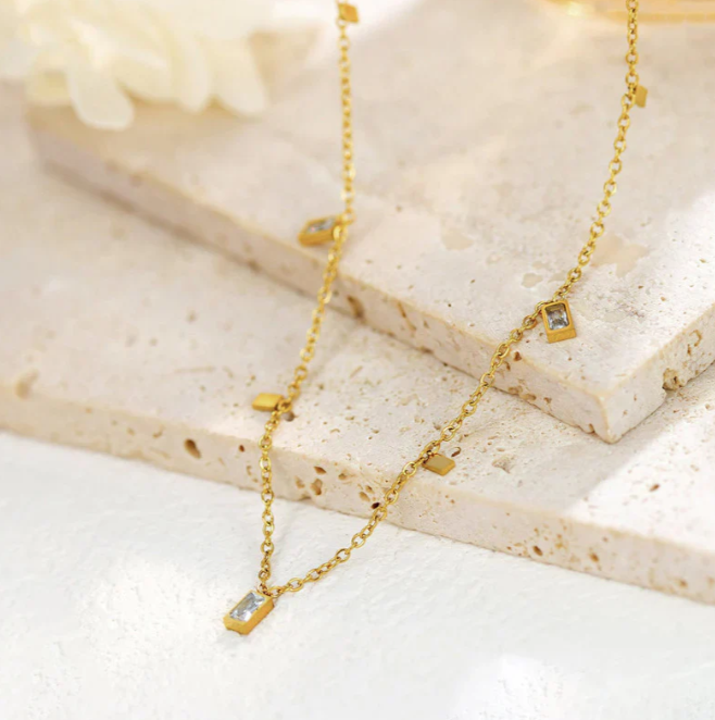 Minimalist Gold Square Pendant Necklace – Dainty Geometric Jewelry