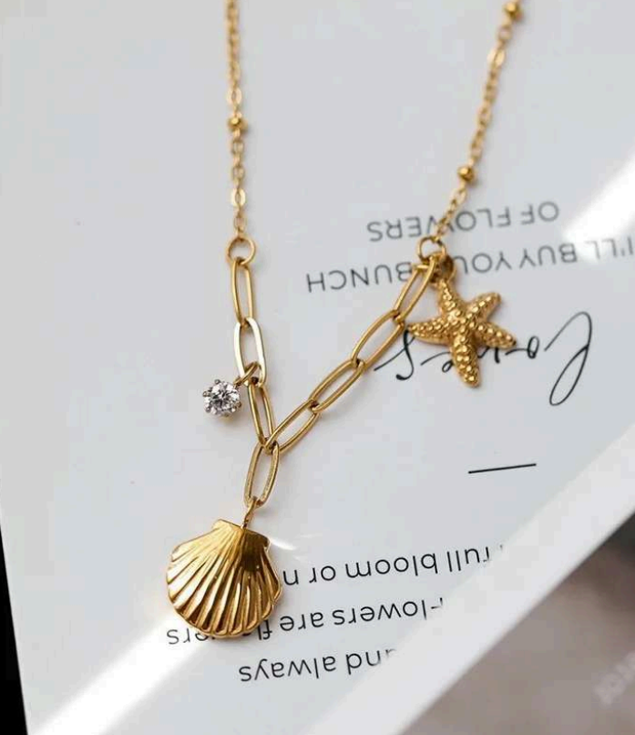 Gold Seashell & Starfish Charm Necklace – Ocean-Inspired Pendant