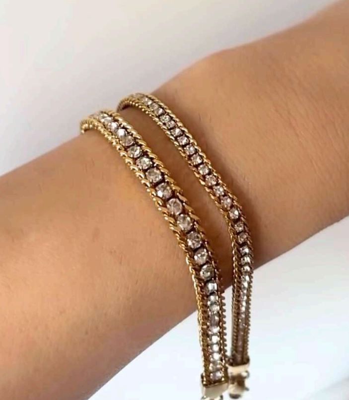 Gold crystal chain bracelet with a link design