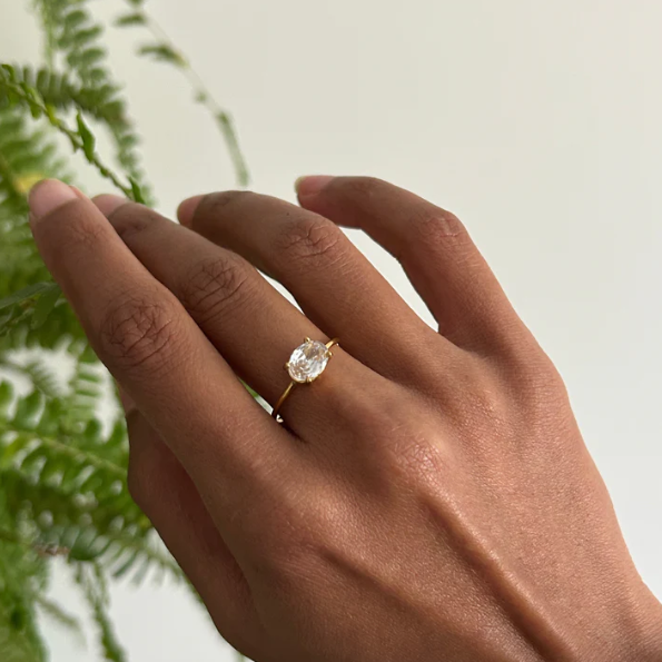 Gold Cuff Ring with Oval Crystal – Elegant and Minimalist Design (Adjustable Size)