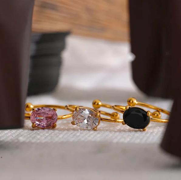 Gold Cuff Ring with Oval Crystal – Elegant and Minimalist Design (Adjustable Size)