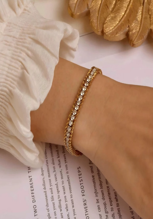 Gold and Diamond Chain Bracelet – Elegant Link Design with Sparkling Accents