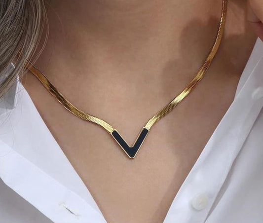 Minimalist Gold V-Shaped Necklace with Black Enamel – Trendy Herringbone Chain