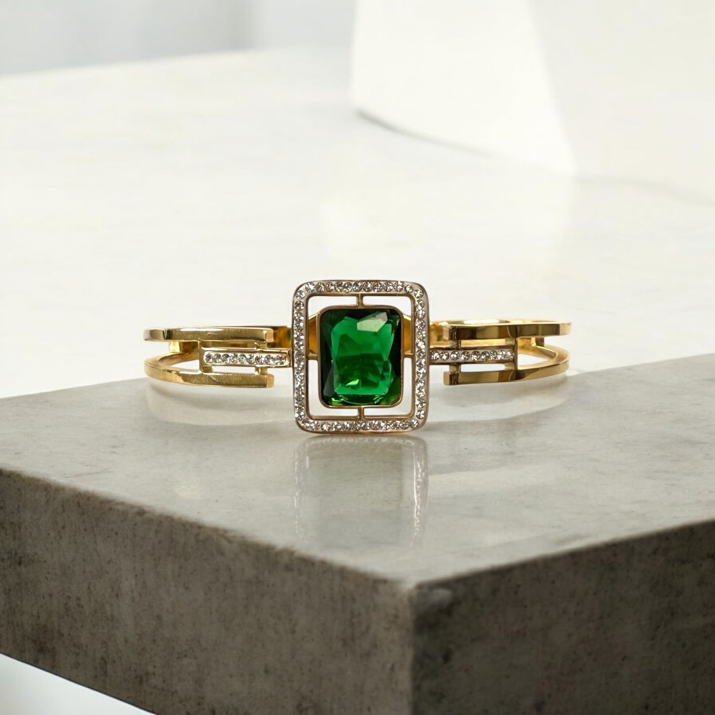 Luxury Gold-Plated Bracelet with Emerald Green Crystal and Sparkling Accent Stones - Elegant Women’s Statement Bangle