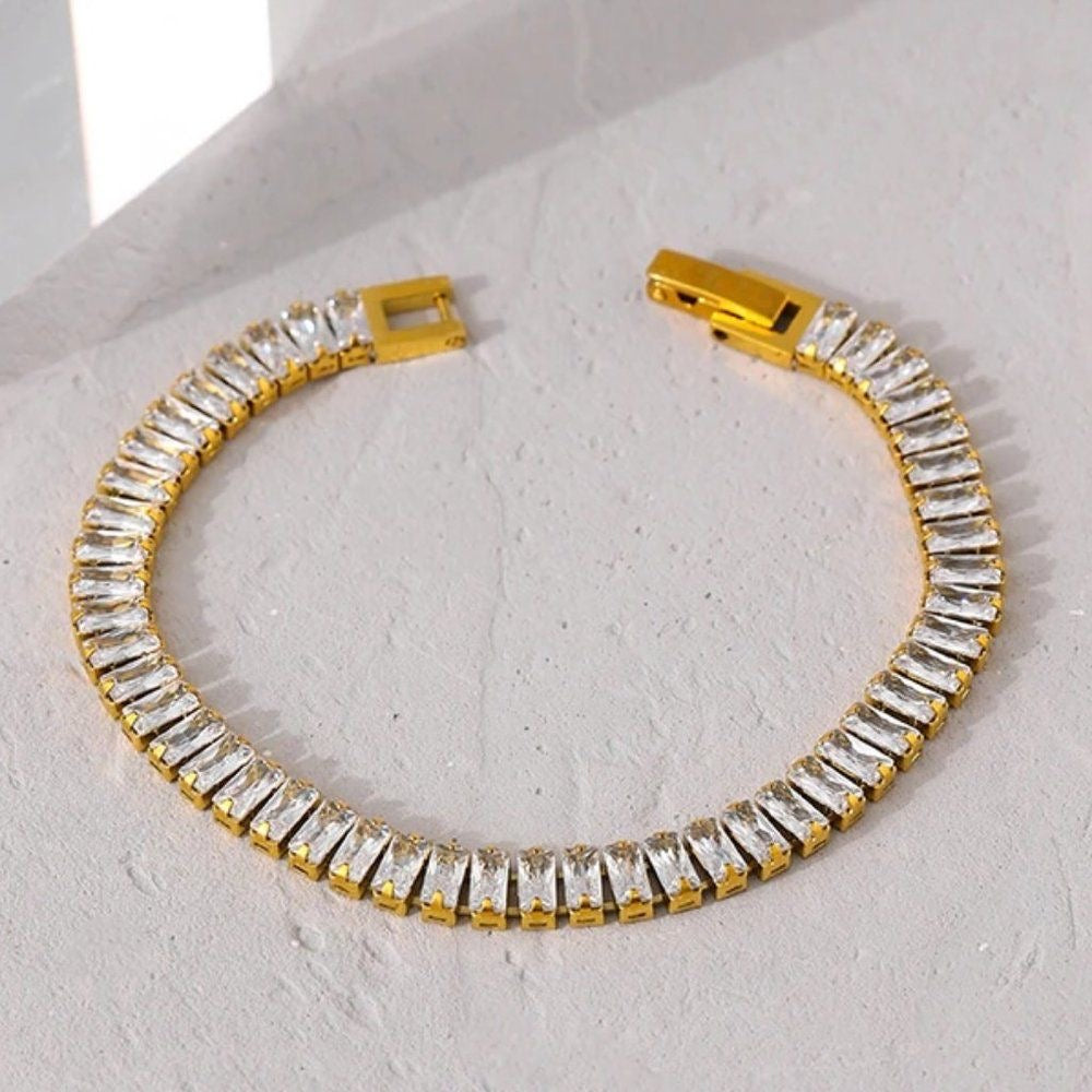 Elegant Gold and Diamond Tennis Bracelet – Timeless Luxury Design