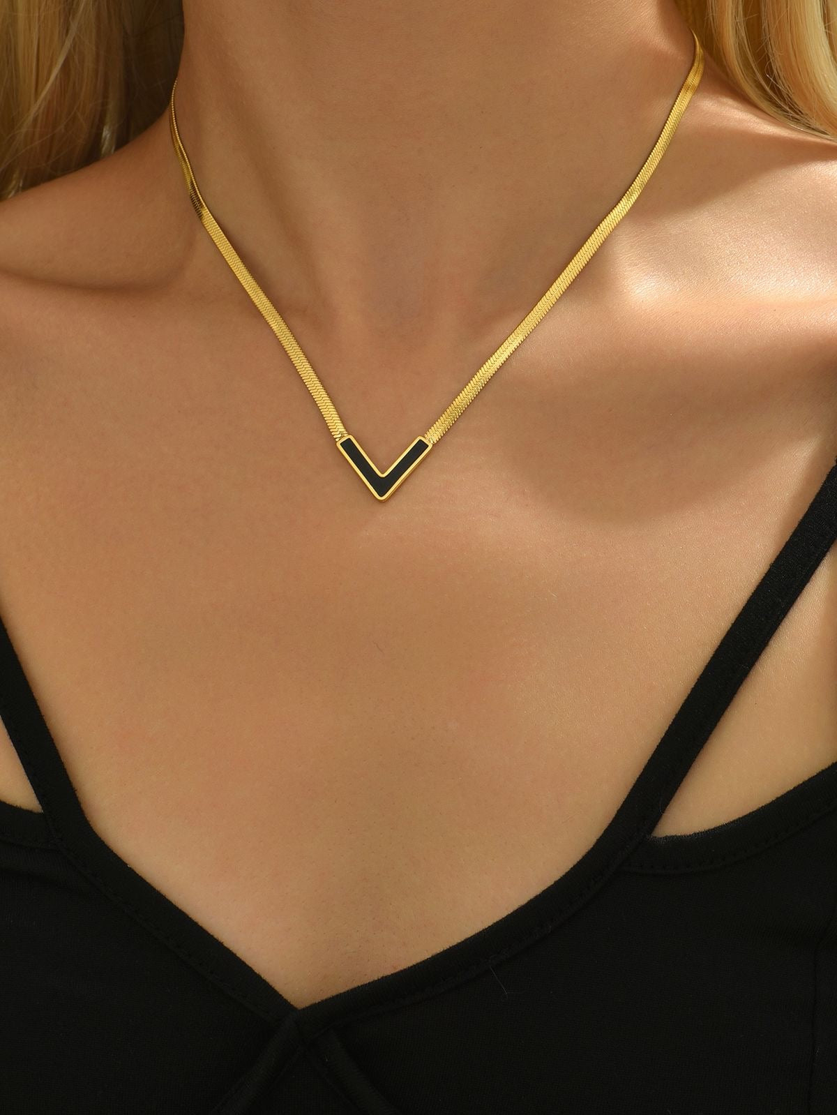 Minimalist Gold V-Shaped Necklace with Black Enamel – Trendy Herringbone Chain