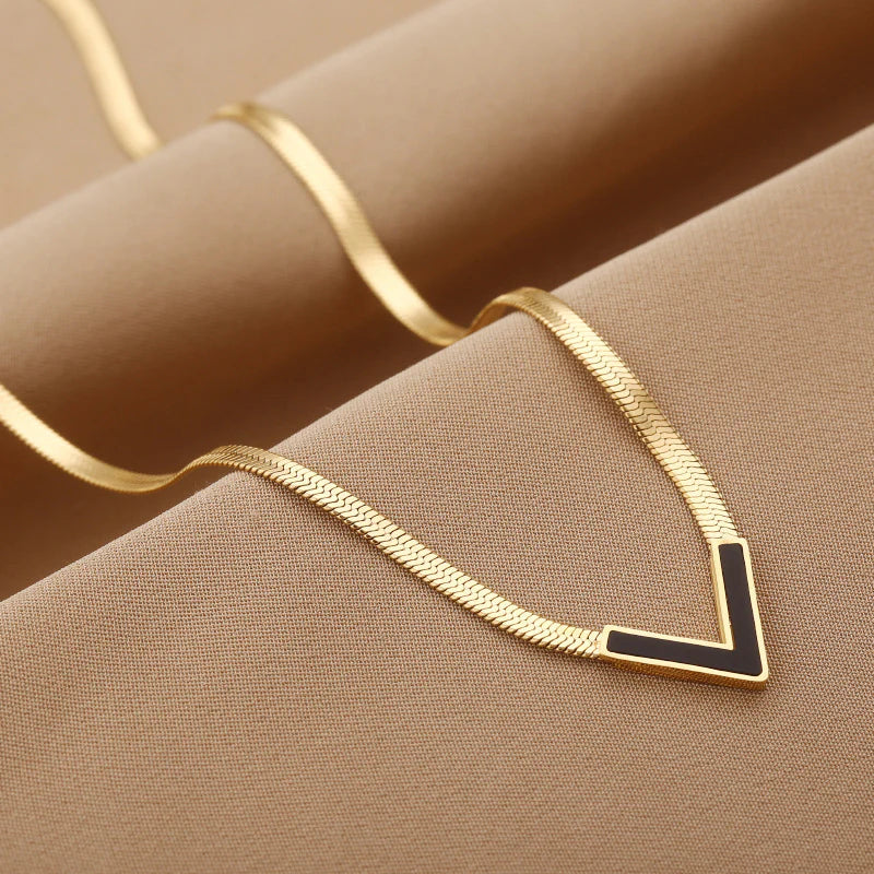 Minimalist Gold V-Shaped Necklace with Black Enamel – Trendy Herringbone Chain
