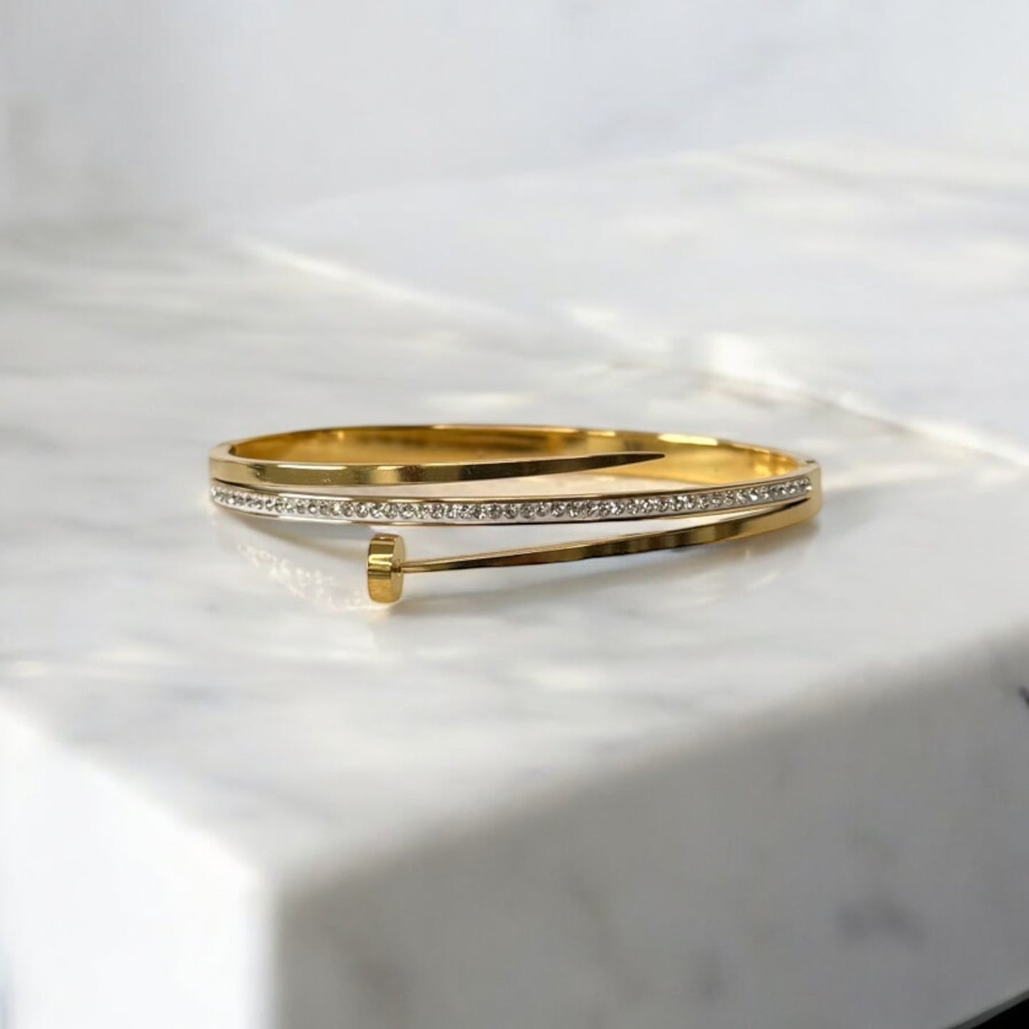 Elegant Gold-Plated Bangles with Premium Crystal Accents – Sophisticated Jewelry for Every Occasion