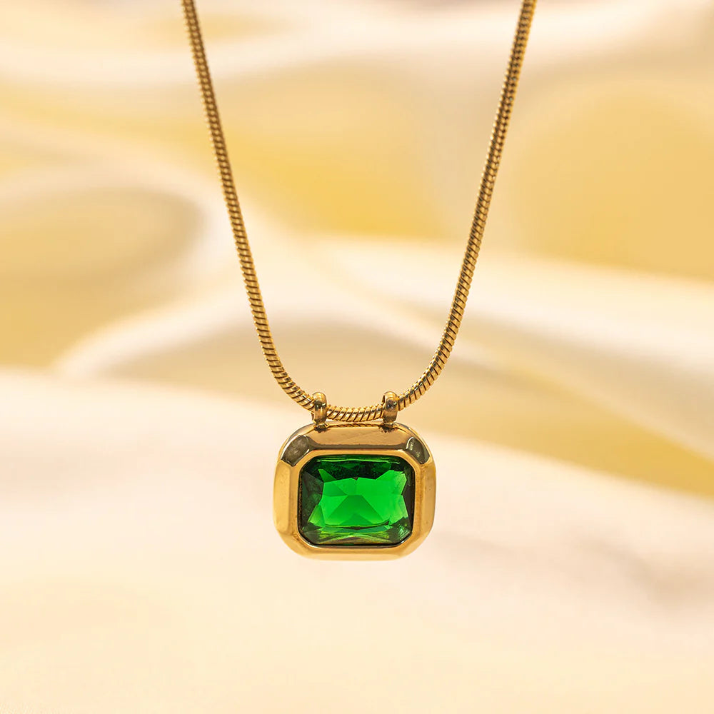 Luxury Gold Necklace with Emerald Green Gemstone – Vintage-Inspired Elegant Pendant