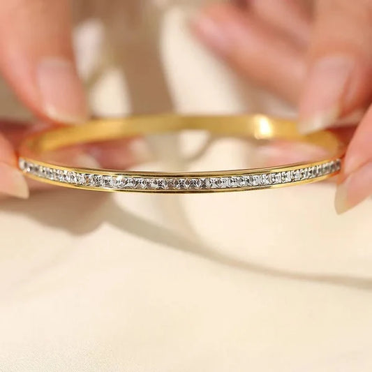 Elegant Gold-Plated Crystal Bangle Bracelet – Minimalist Luxury