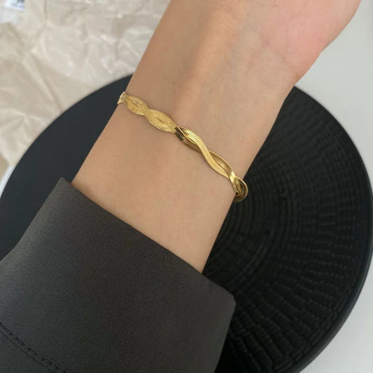 Elegant Twisted Gold Bracelet – Adjustable Herringbone Chain