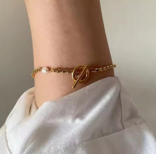 Gold and Pearl Bracelet with T-Bar Clasp – Elegant and Minimalist Design