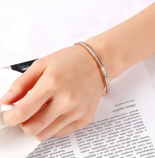 Elegant Gold-Plated Crystal Bangle Bracelet – Minimalist Luxury