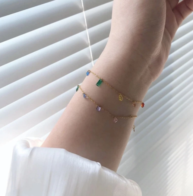 Gold Bracelet with Multi-Colored Gemstones – Elegant and Vibrant Design