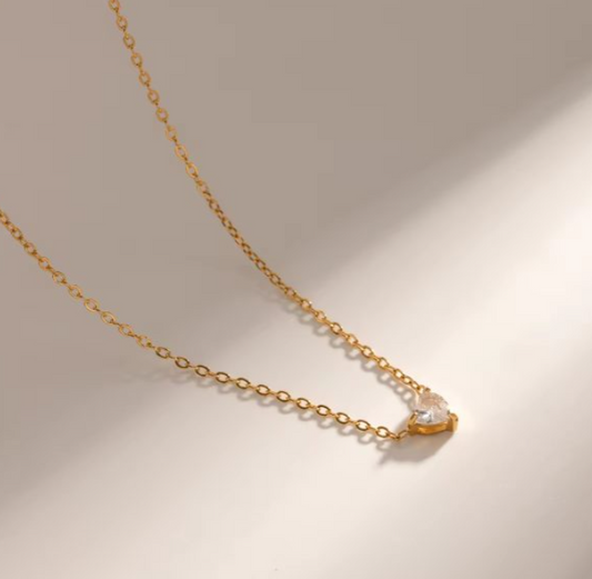 Gold Necklace with Crystal Pendant – Elegant and Timeless Design