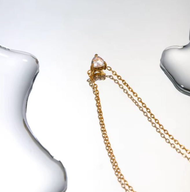 Gold Necklace with Crystal Pendant – Elegant and Timeless Design