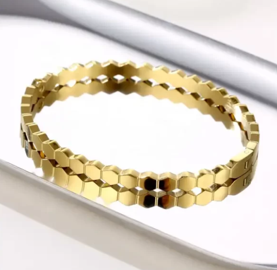 Geometric Gold Bangle – Elegant Hexagonal Design for a Modern Look