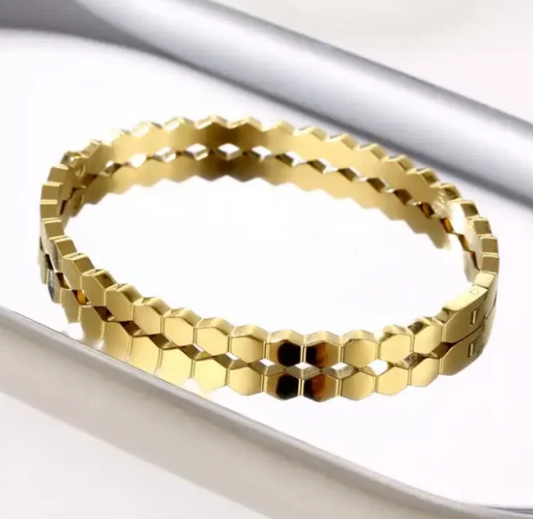 Geometric Gold Bangle – Elegant Hexagonal Design for a Modern Look