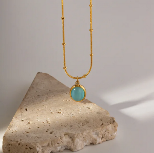 Elegant Gold Necklace with Green Gemstone Pendant