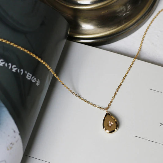 Elegant Gold Teardrop Pendant Necklace – Dainty Minimalist Jewelry