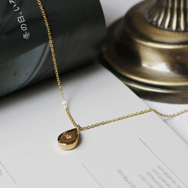 Elegant Gold Teardrop Pendant Necklace – Dainty Minimalist Jewelry