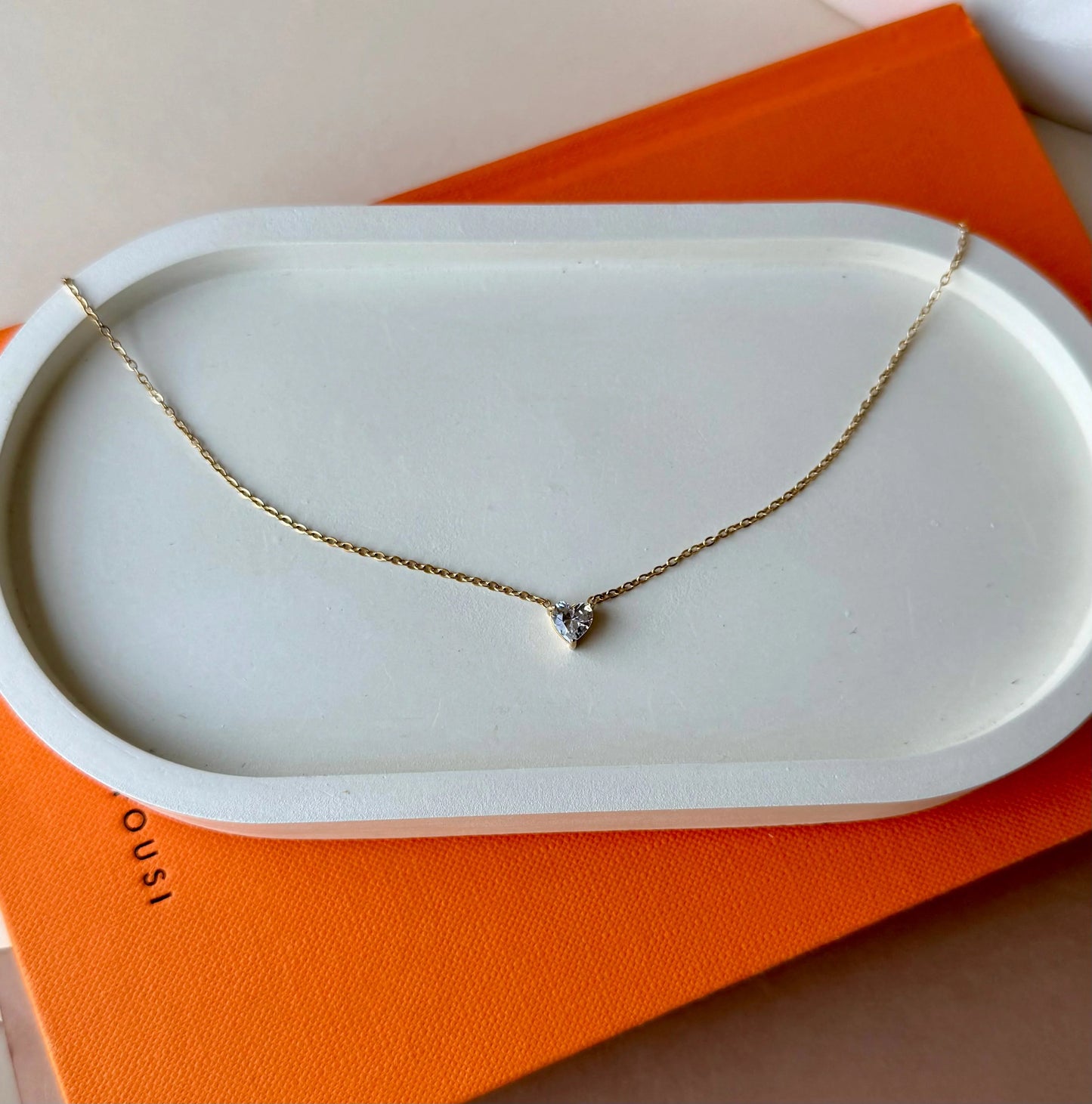 Gold Necklace with Crystal Pendant – Elegant and Timeless Design