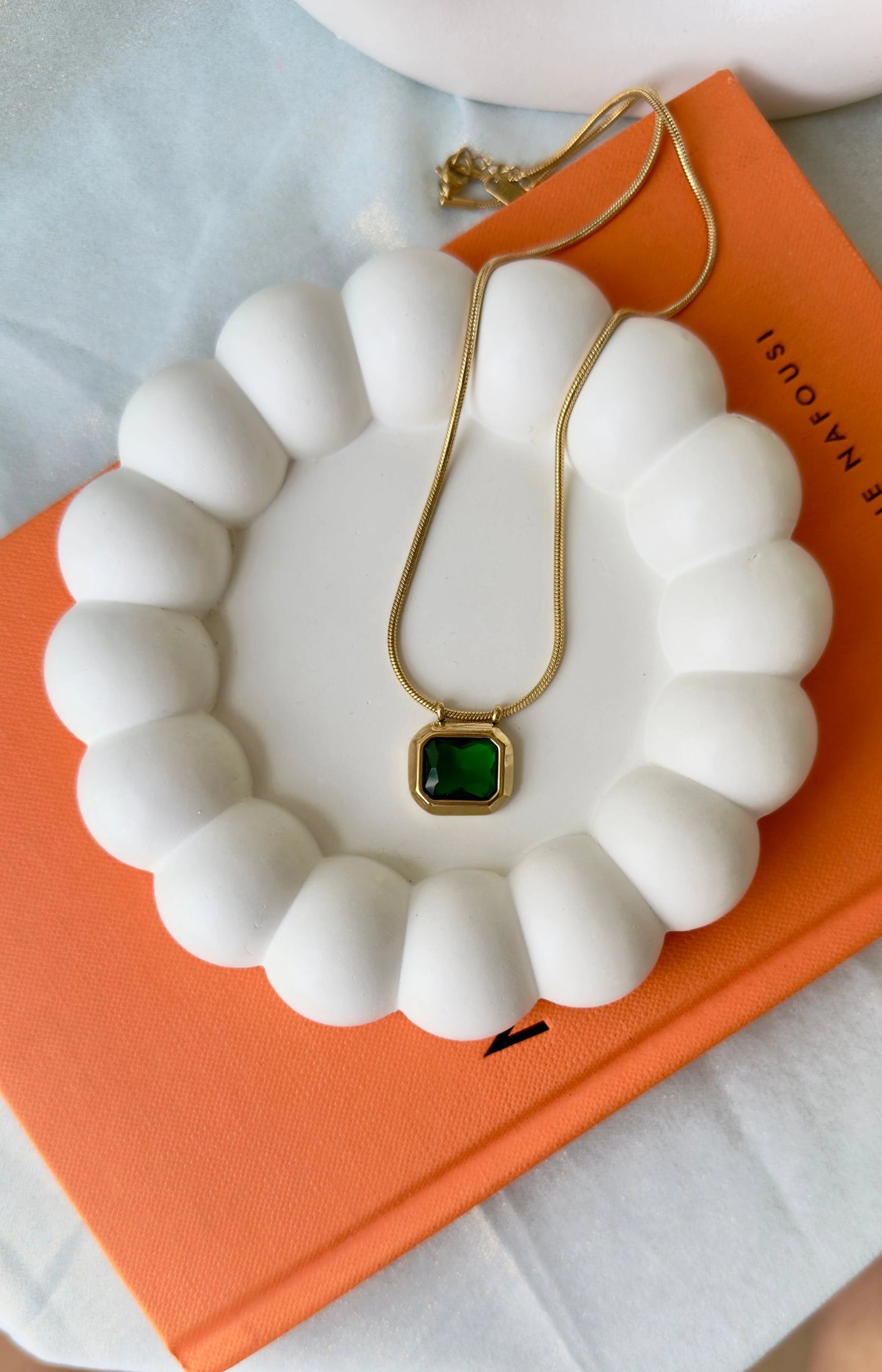 Luxury Gold Necklace with Emerald Green Gemstone – Vintage-Inspired Elegant Pendant