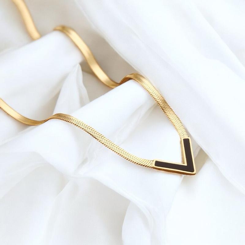 Minimalist Gold V-Shaped Necklace with Black Enamel – Trendy Herringbone Chain