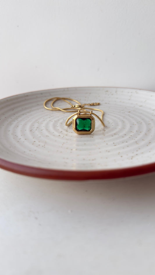 Luxury Gold Necklace with Emerald Green Gemstone – Vintage-Inspired Elegant Pendant