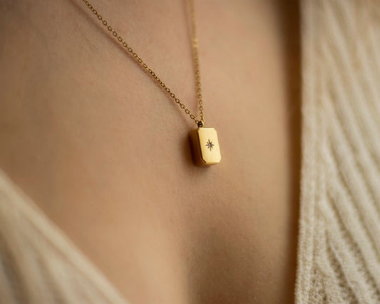 Elegant Gold Starburst Pendant Necklace – Timeless Luxury for Every Occasion