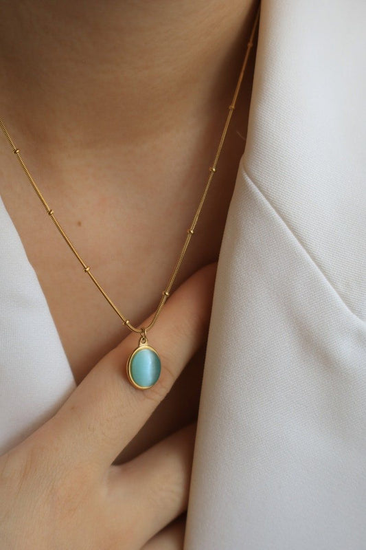 Elegant Gold Necklace with Green Gemstone Pendant