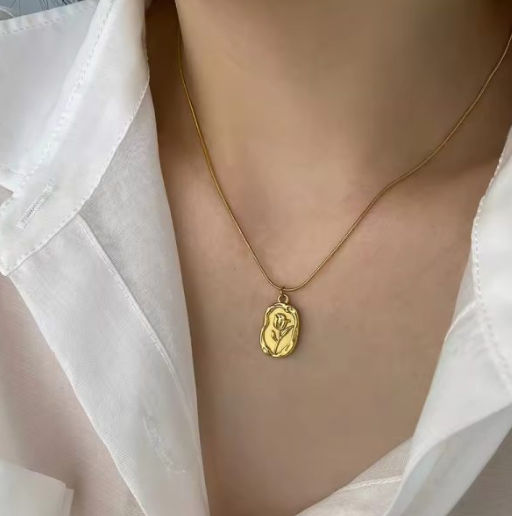 Gold Floral Pendant Necklace – Elegant and Vintage-Inspired Design