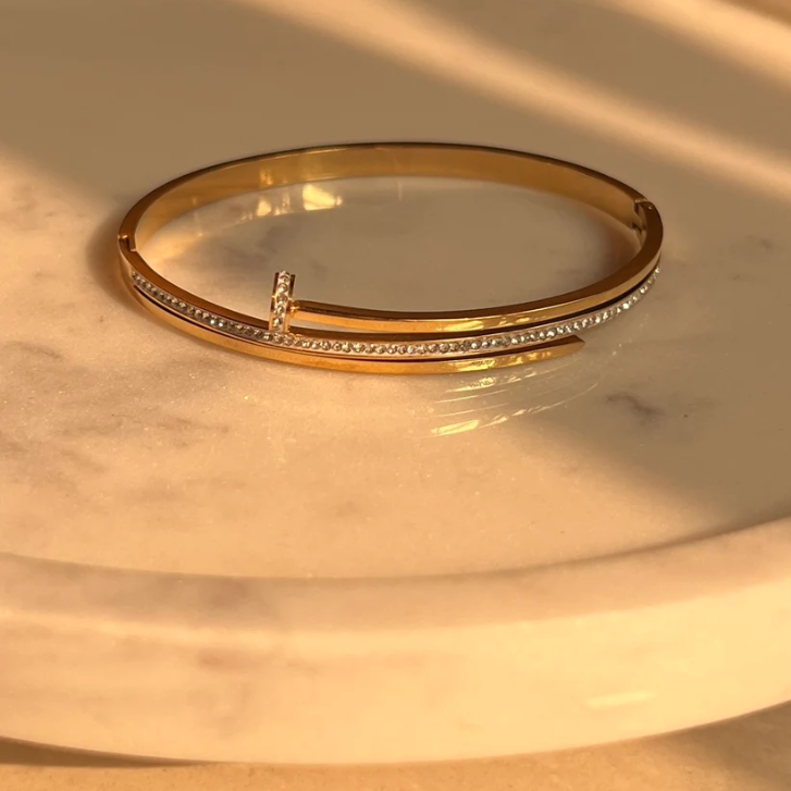 Elegant Gold-Plated Bangles with Premium Crystal Accents – Sophisticated Jewelry for Every Occasion