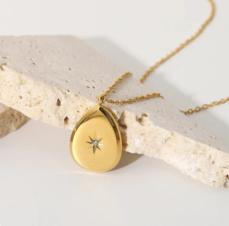 Elegant Gold Teardrop Pendant Necklace – Dainty Minimalist Jewelry