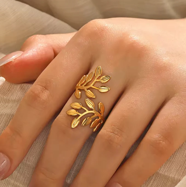 Gold Leaf Earrings – Elegant and Nature-Inspired Design (Adjustable Size)