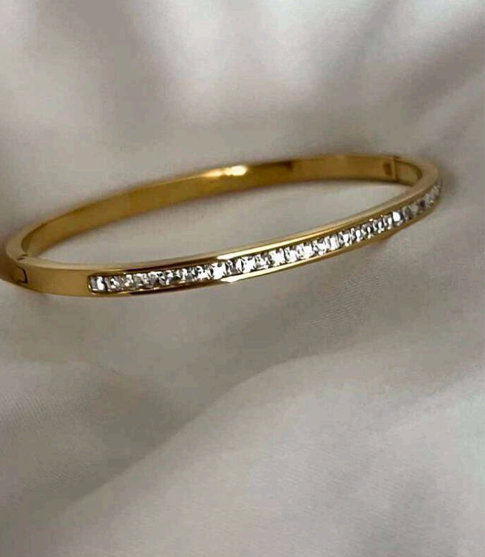 Elegant Gold-Plated Crystal Bangle Bracelet – Minimalist Luxury