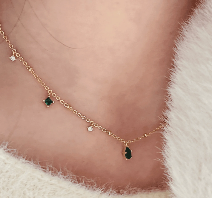 Gold Necklace with Emerald and Crystal Gemstones – Elegant and Sparkling Design