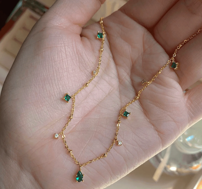 Gold Necklace with Emerald and Crystal Gemstones – Elegant and Sparkling Design