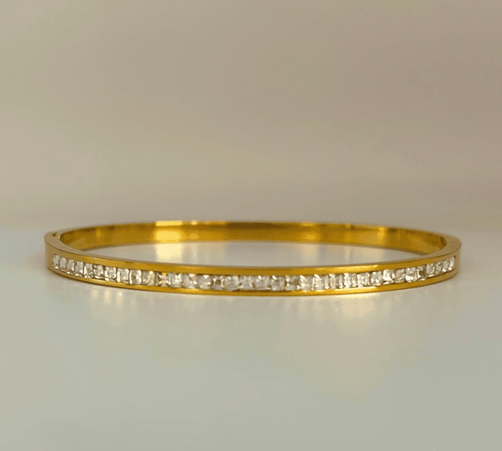 Elegant Gold-Plated Crystal Bangle Bracelet – Minimalist Luxury